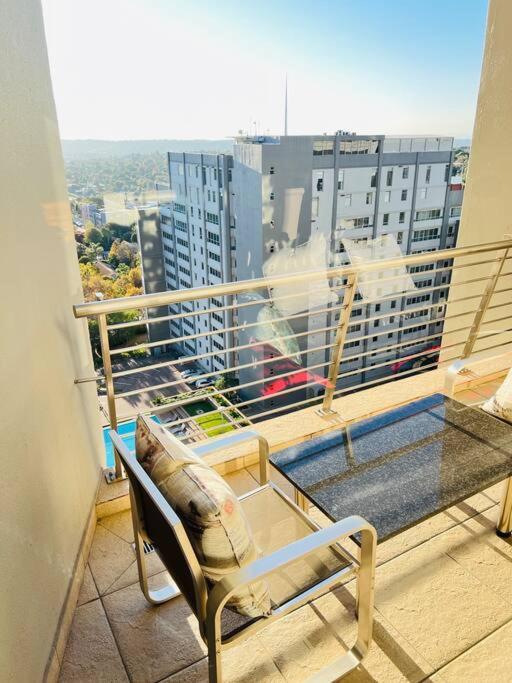 Duplex Penthouse 24H Electricity Apartment โจฮันเนสเบิร์ก ภายนอก รูปภาพ